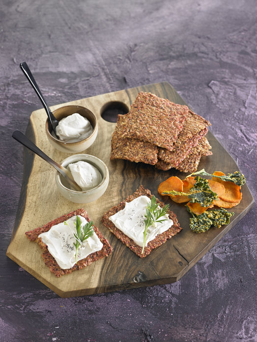 queso-cremoso-de-anacardos-con-raw-crackers-de-remolacha-y-manzana.-foto-becky-lawton_gallery_r